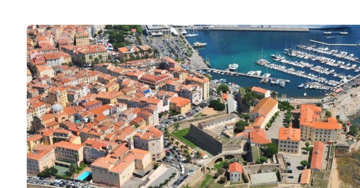Vue aérienne d’Ajaccio : la vieille ville, la citadelle et le port Tino Rossi, Corse-du-Sud