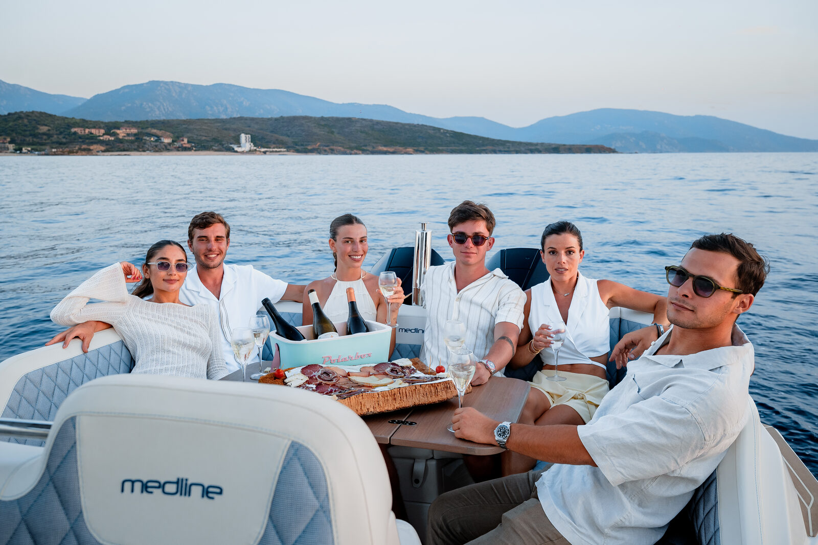 Apéritif corse au coucher du soleil à bord du Zodiac Medline 9 Marinaloc