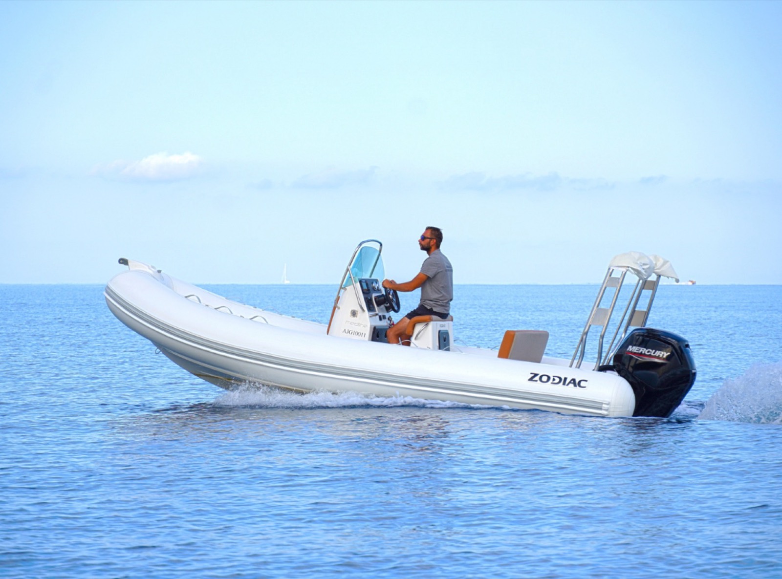 Zodiac Medline 5.80 — bateau avec permis en location chez Marinaloc à Propriano, Corse-du-Sud