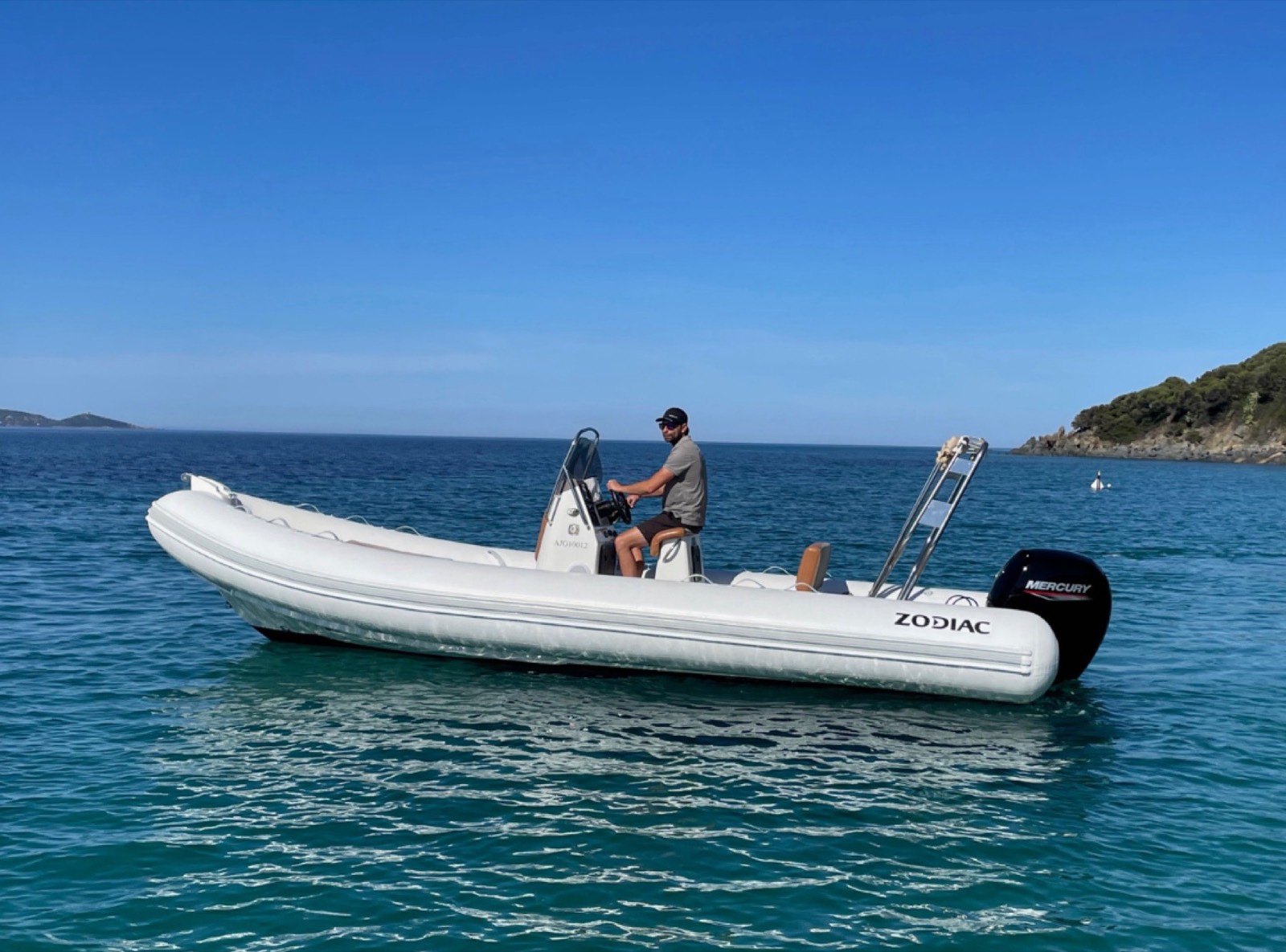 Zodiac Medline 6.60 — bateau avec permis en location chez Marinaloc à Propriano, Corse-du-Sud