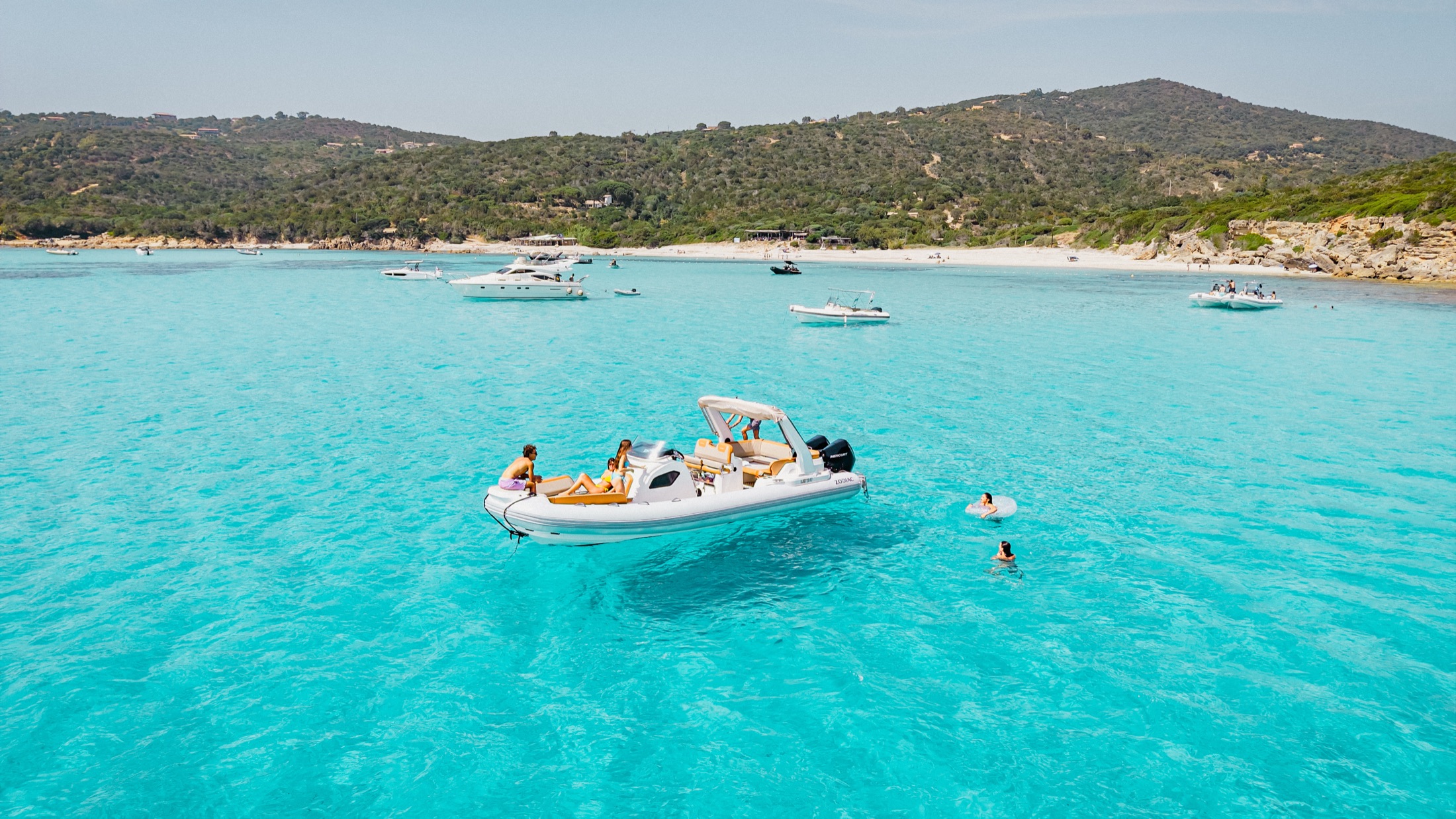 Crique turquoise en Corse-du-Sud