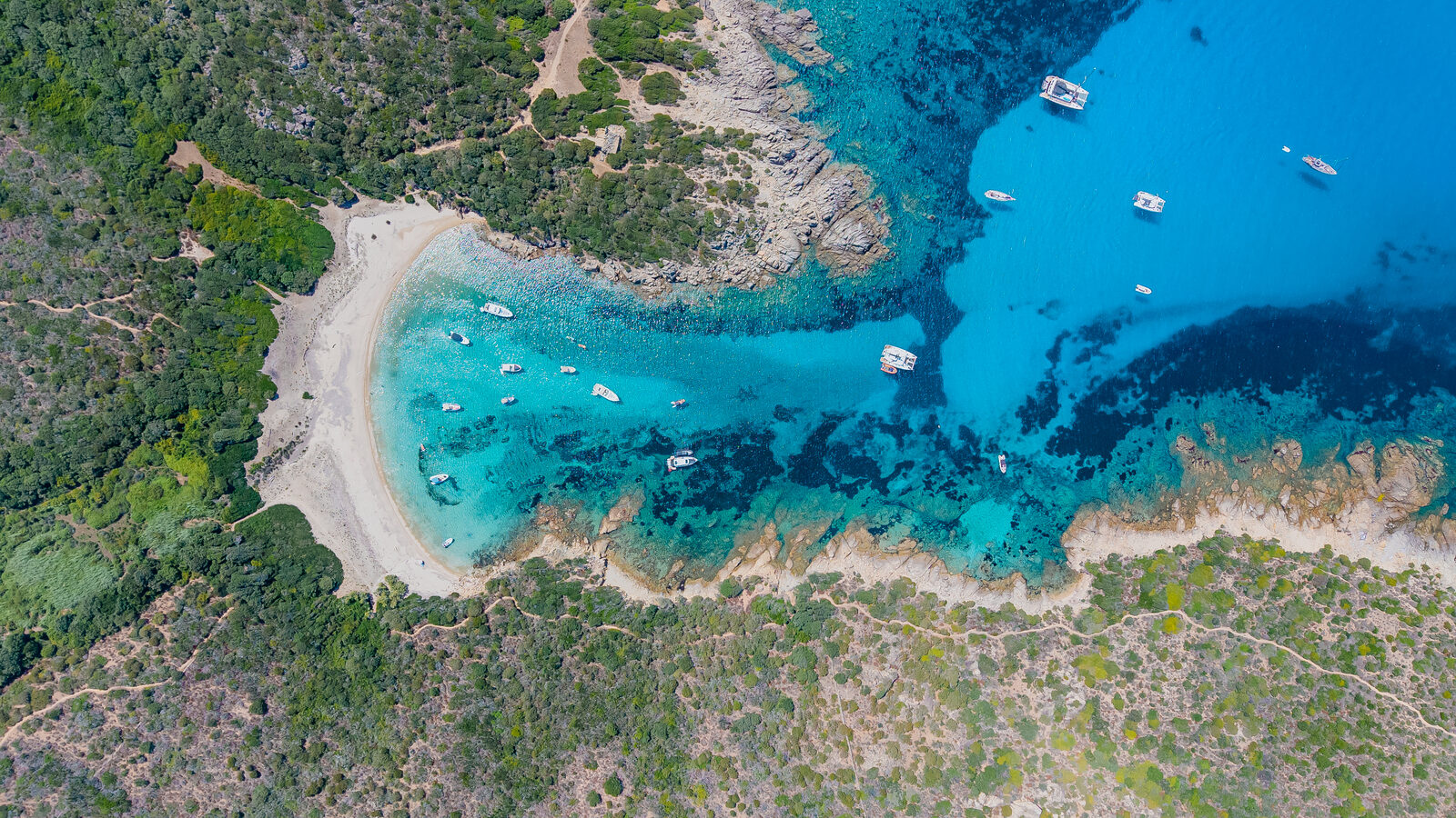 Mer turquoise et côte rocheuse de Corse-du-Sud