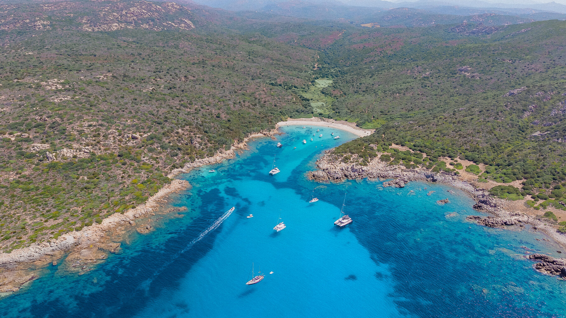Mer turquoise et côte rocheuse de Corse-du-Sud