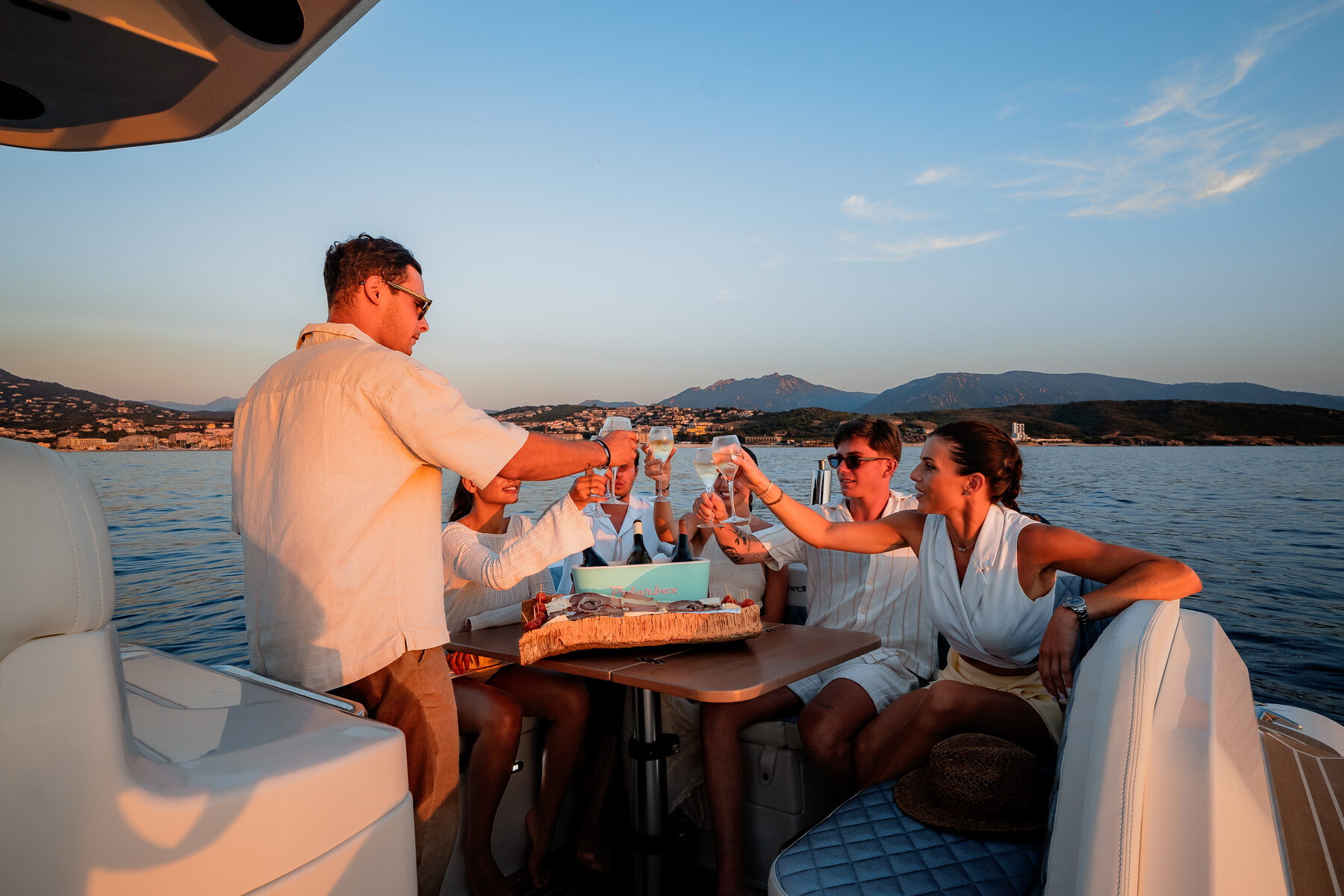 Journée en mer entre amis à bord d’un bateau Marinaloc