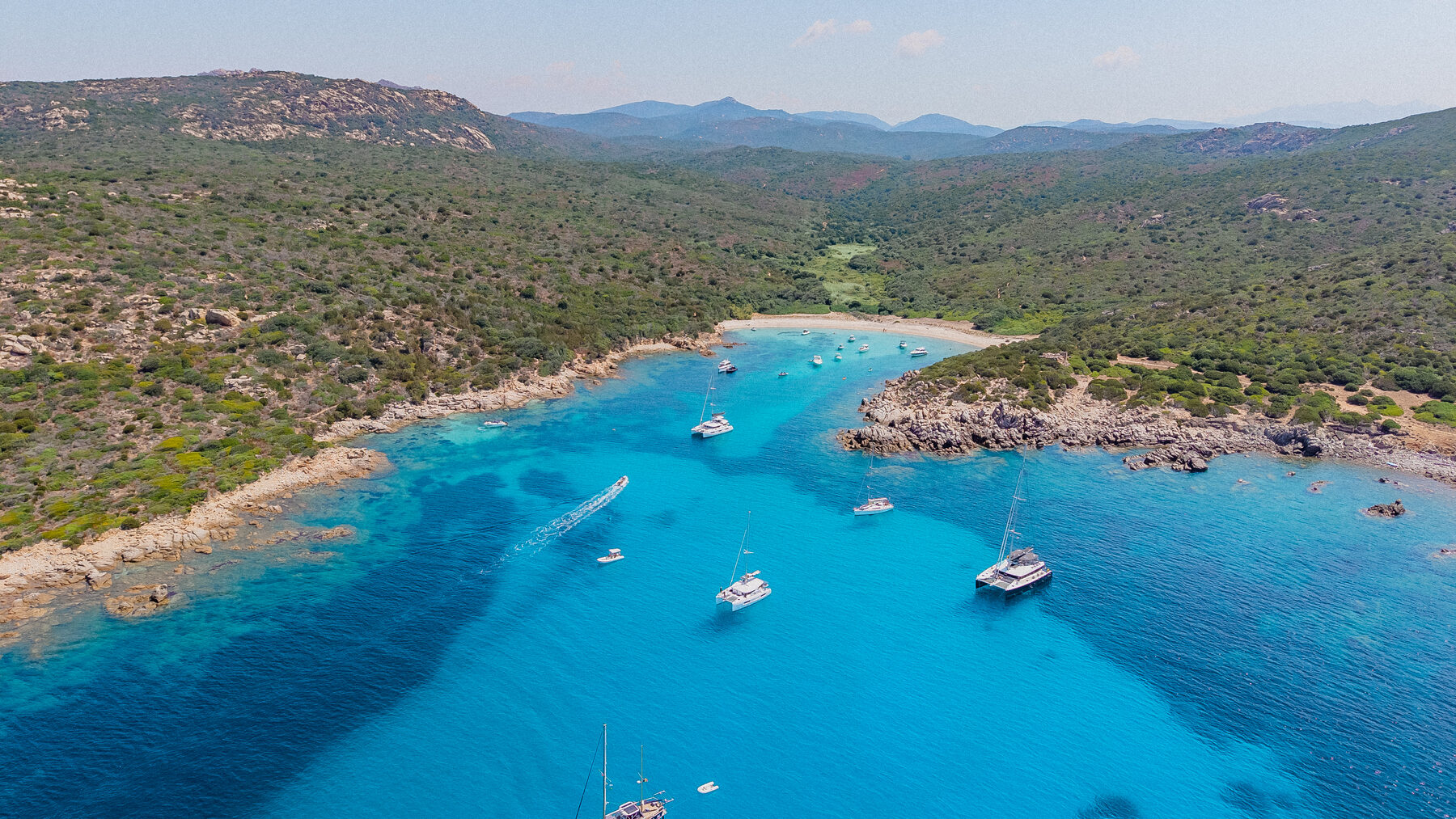 Vue aérienne d’une crique corse aux eaux claires