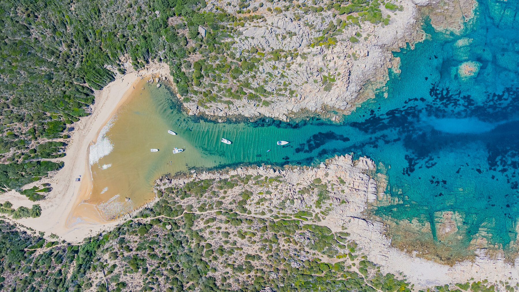 Mer turquoise et côte rocheuse de Corse-du-Sud