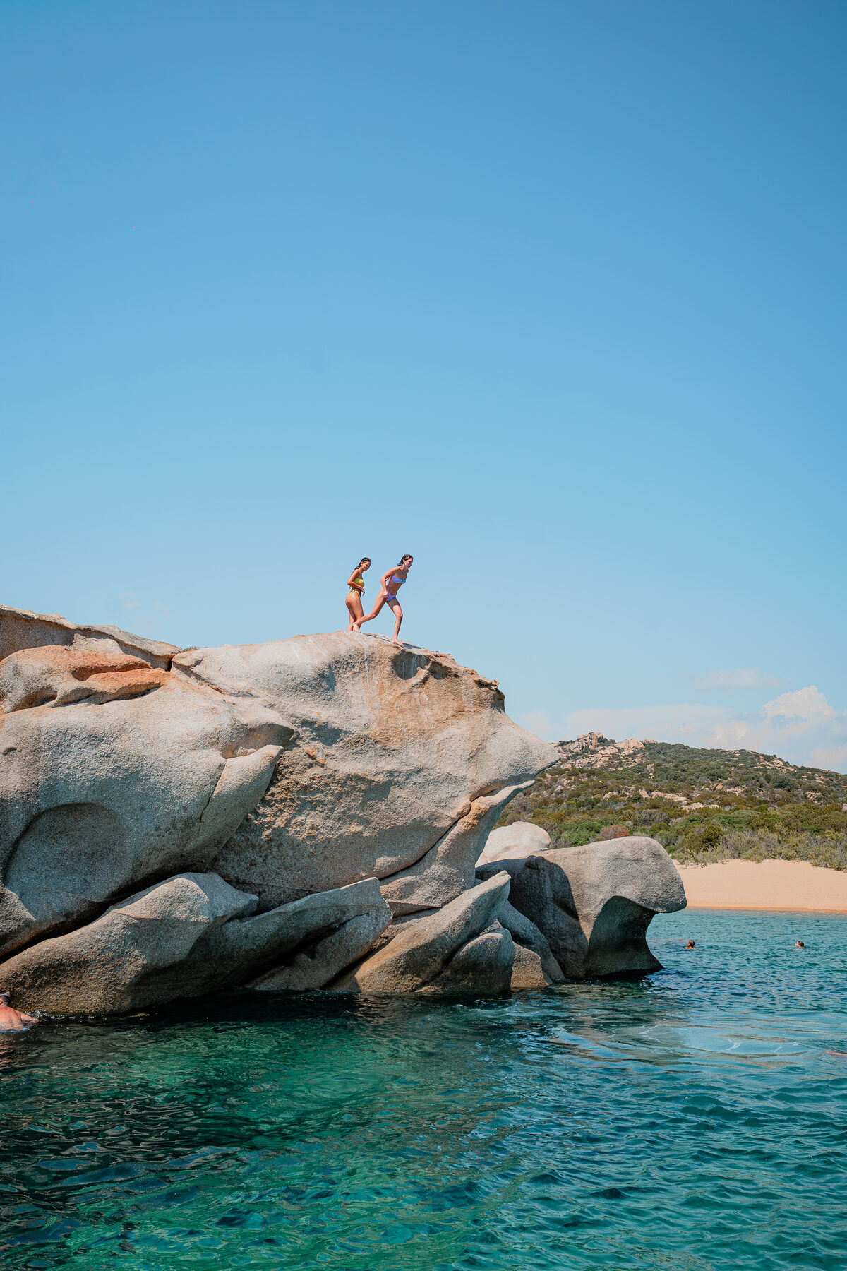 Vue aérienne d’une crique corse aux eaux claires