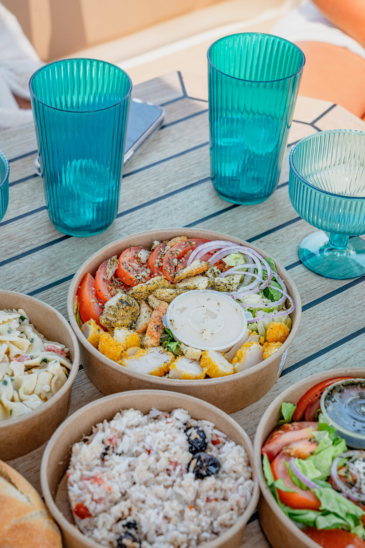 Salades fraîches des paniers-repas Marinaloc servies à bord