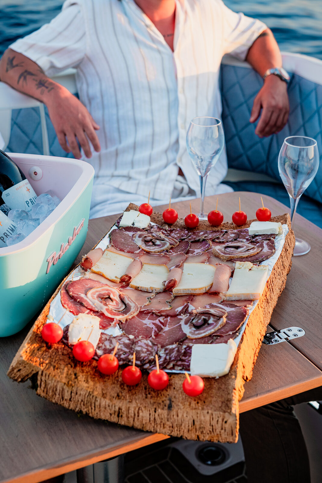 Plateau de charcuteries et fromages corses artisanaux servi à bord d’un bateau Marinaloc