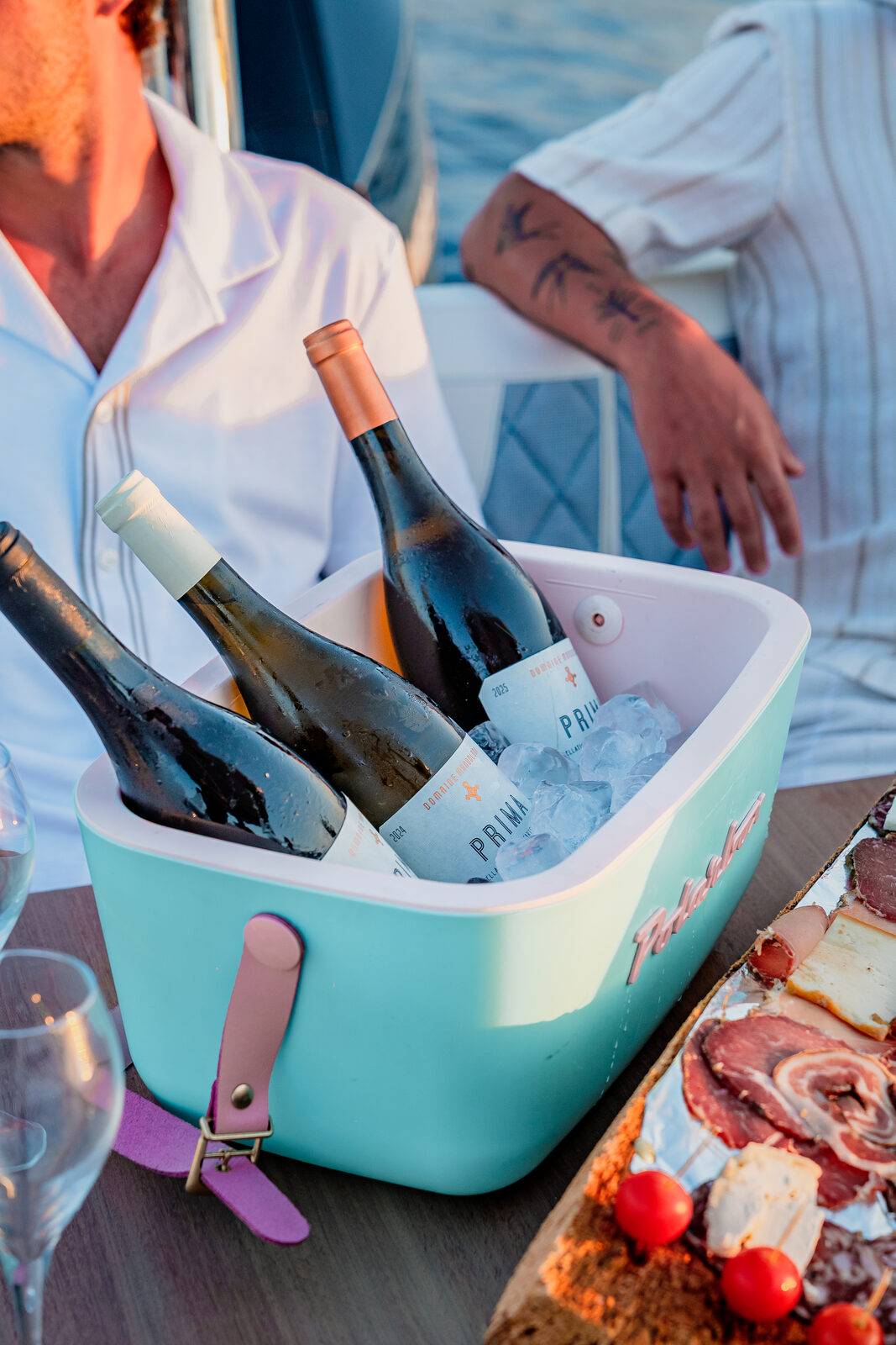 Bouteilles de vin corse Prima du domaine Mondoloni au frais dans une glacière à bord